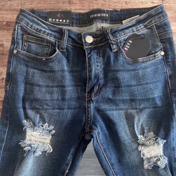 FASHION NOVA MEDIUM WASH JEANS - Picture 4 of 12
